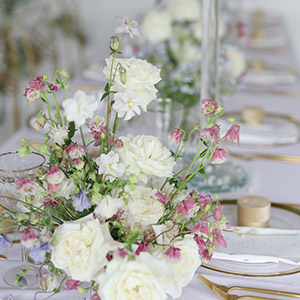 Wedding table with roses centerpiece decor